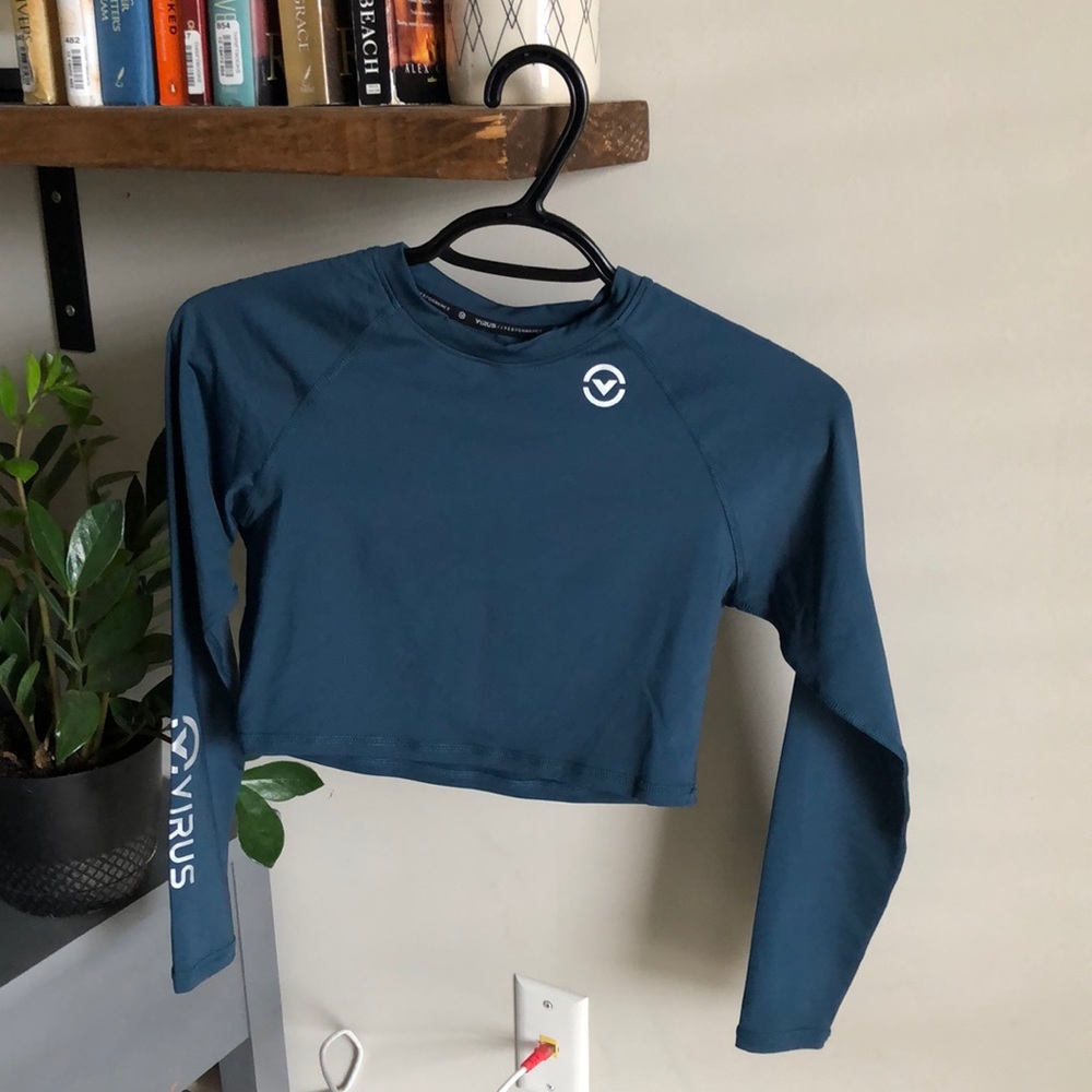 Virus INTL Long sleeve Crop Top